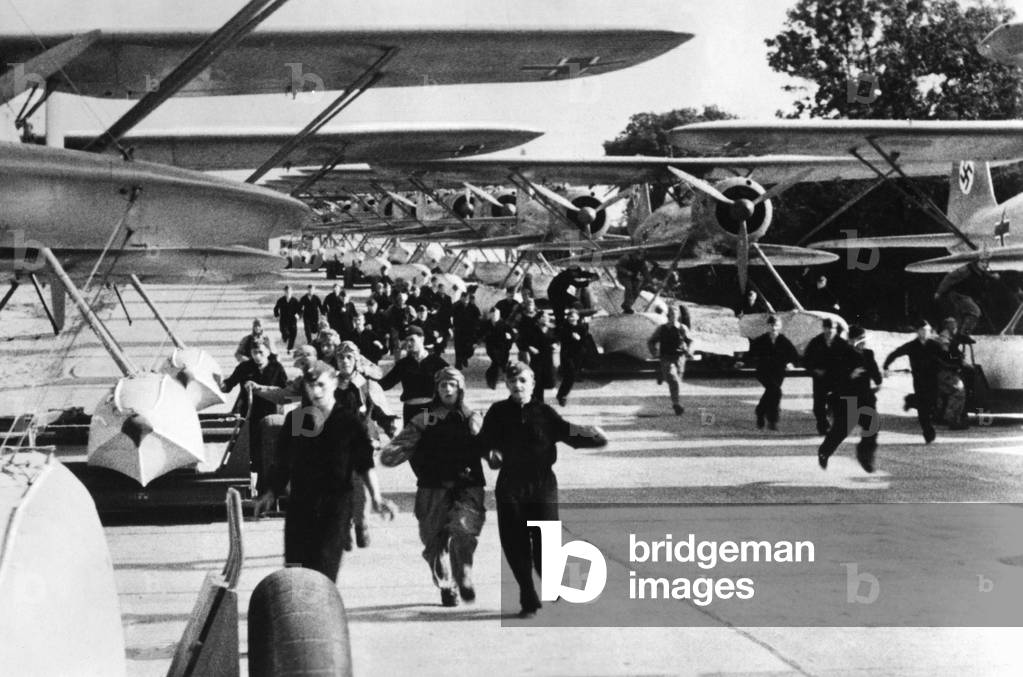 Pilots and crew run to their planes, 1939