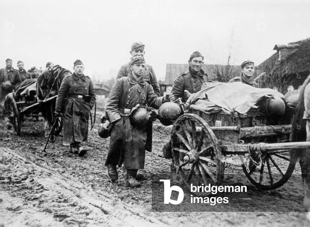 German soldiers with horse wagons on the Eastern Front, 1941 (b/w photo)