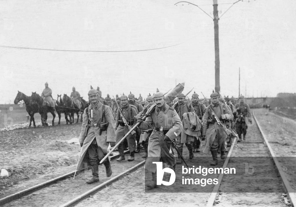 German soldiers on the way to the front, 1915 (b/w photo)