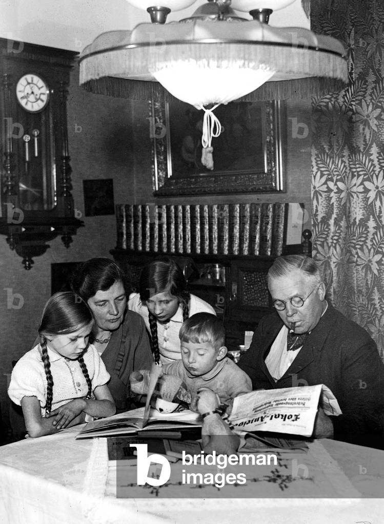 Berlin petit bourgeois family in the 30's (b/w photo)