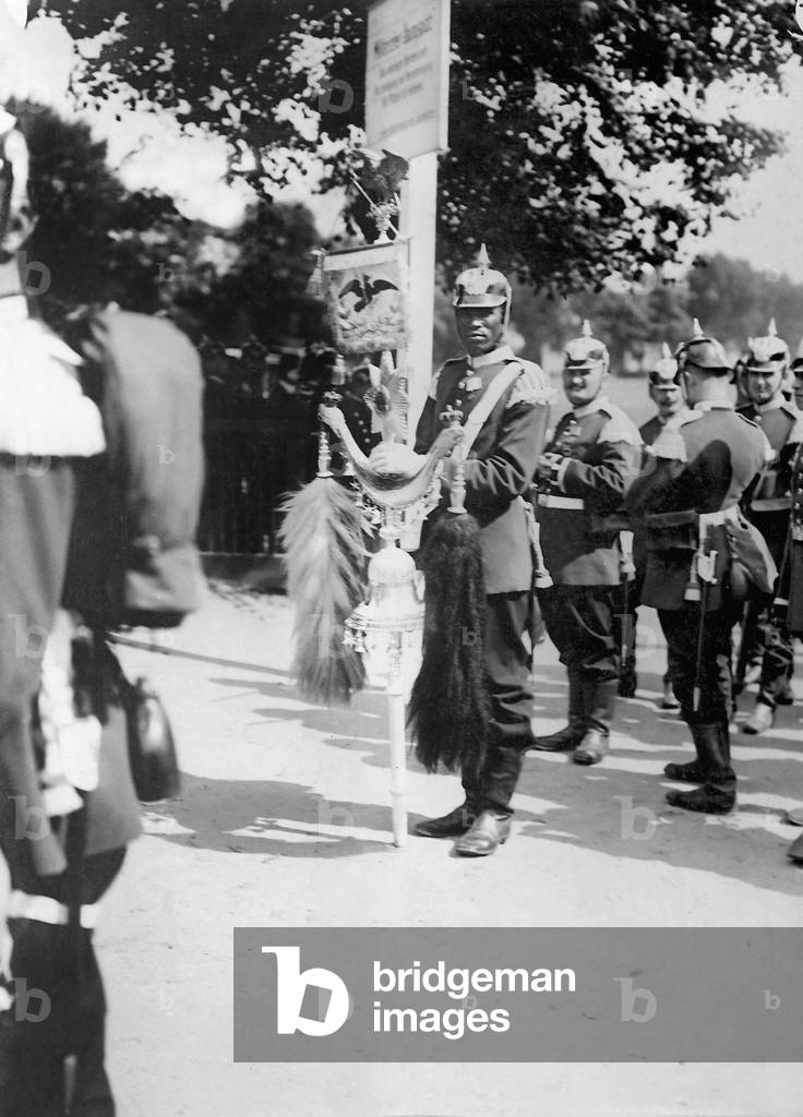 coloured Schellenbaum carrier of the 1st Guard Regiment, 1909 (b/w photo)