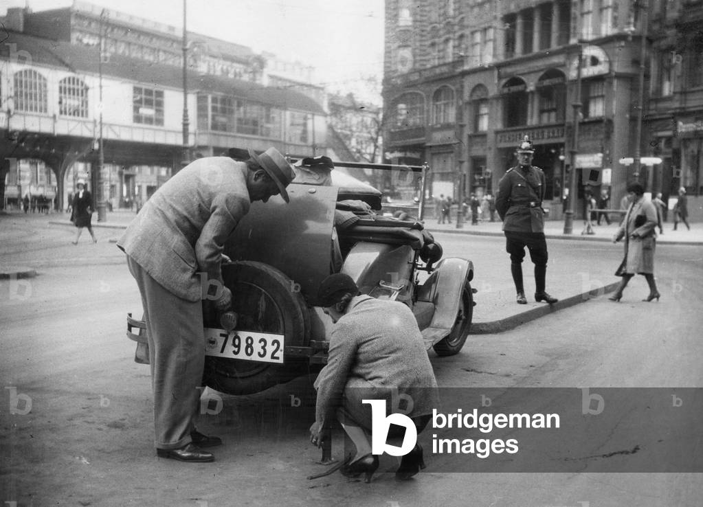 Changing tires, 1931 (b/w photo)