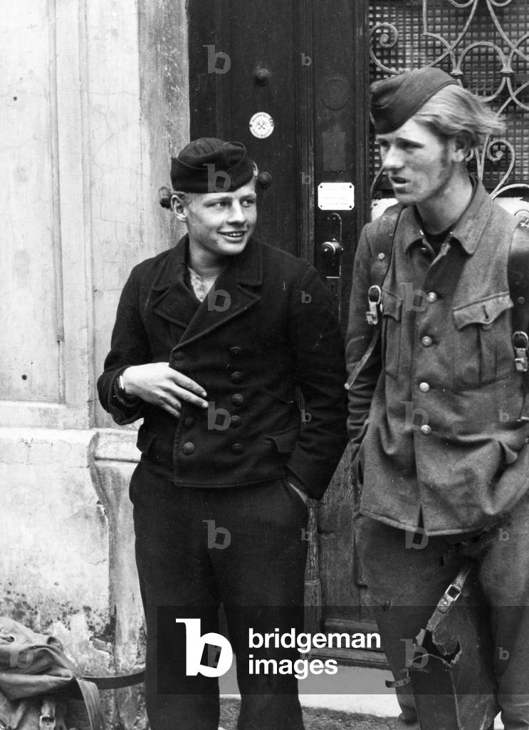 Released prisoners of war in Munich (b/w photo)