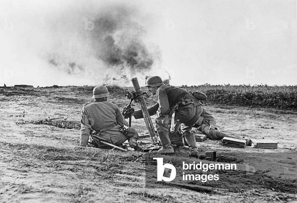 German mortar at the Eastern Front, 1941 (b/w photo)