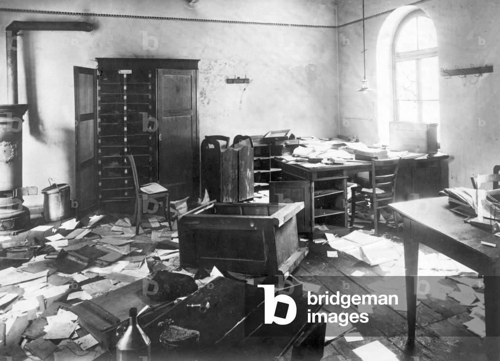 Destroyed support office for social retirees in Gelsenkirchen, 1923