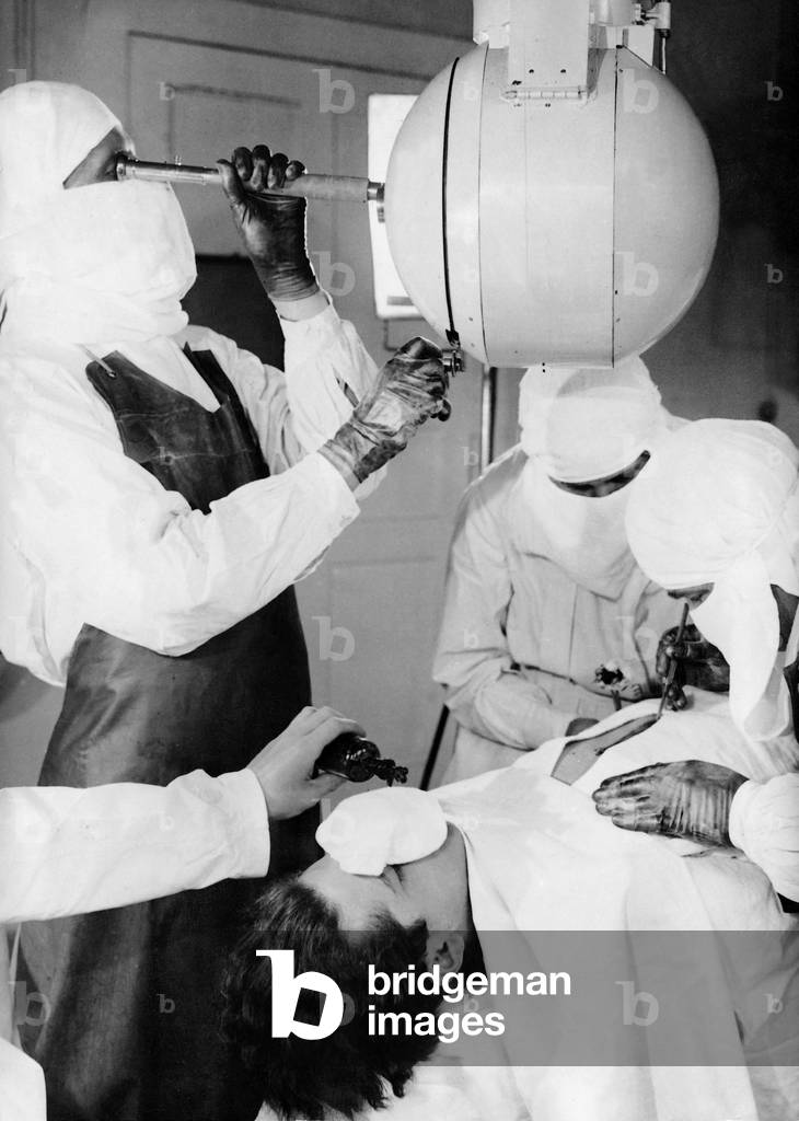 Film recording of an operation, 1930 (b/w photo)