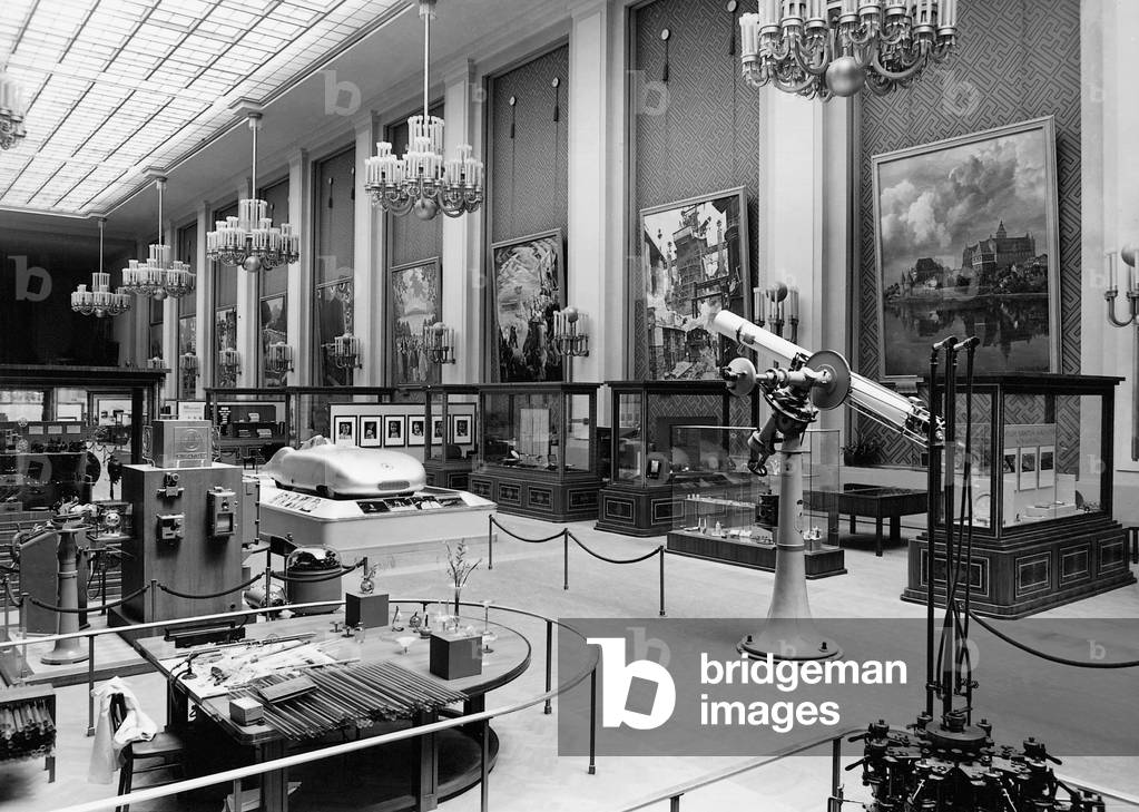 Exhibition hall in the German Pavilion, 1937 (b/w photo)