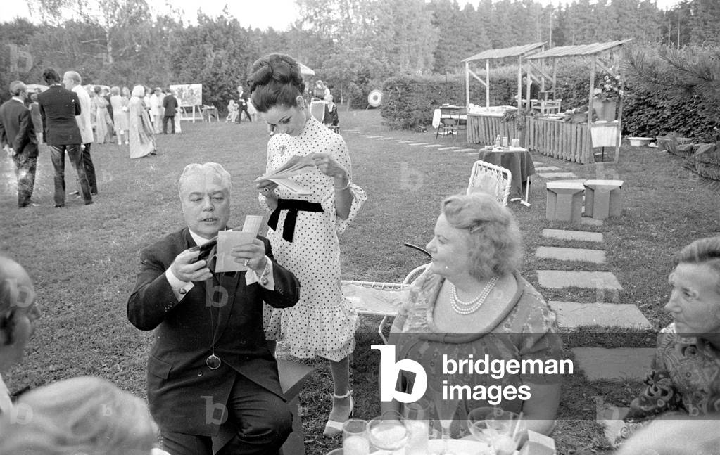 Garden party in Bad Tölz, 1971 (b/w photo)