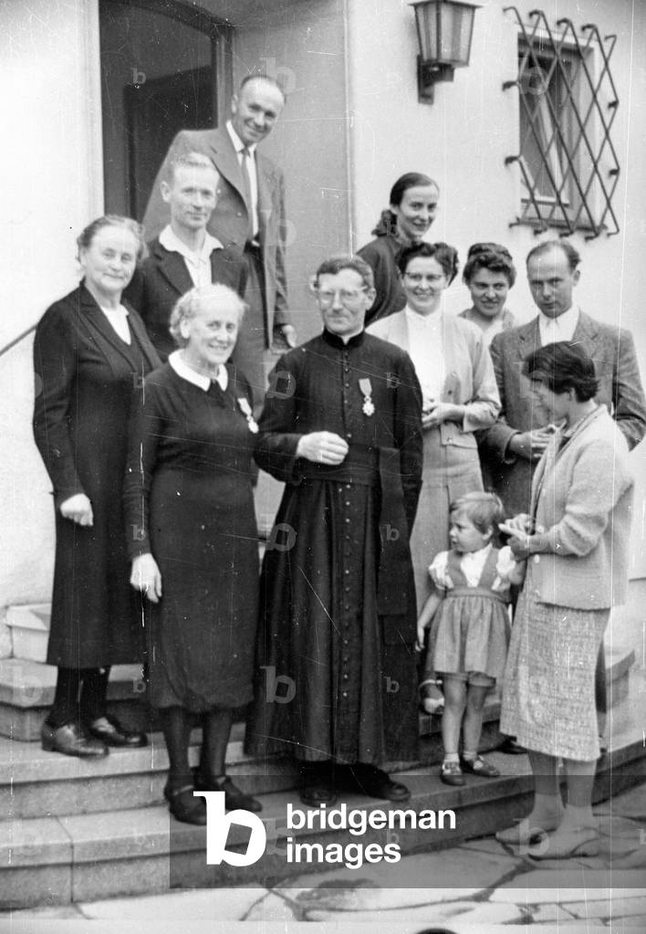 Anna Stadler with family and a former prisoner, 1959 (b/w photo)