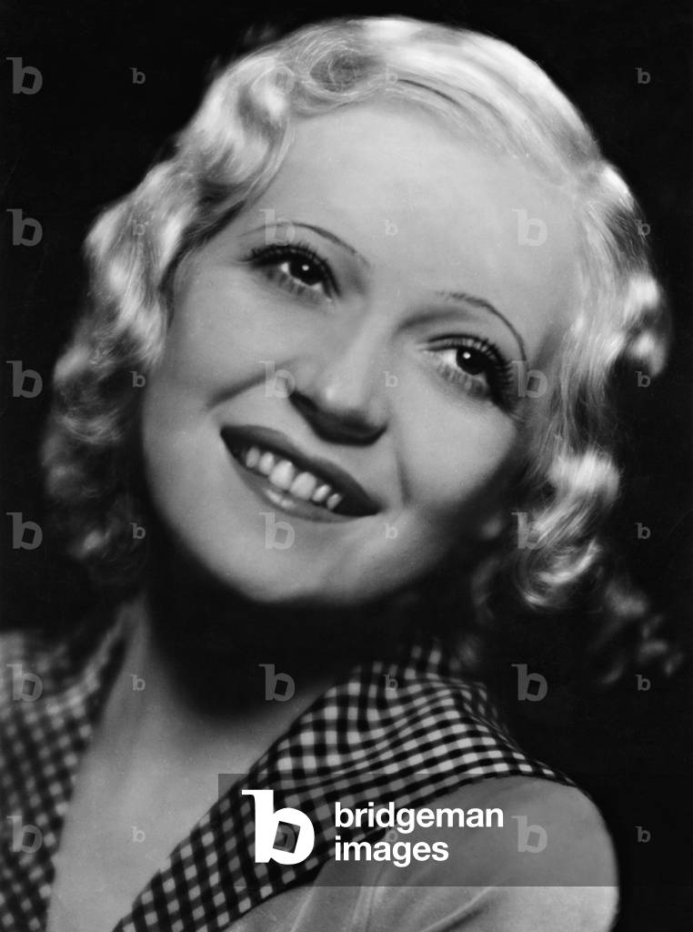 Martha Eggerth in 'Walz under the stars' (b/w photo)