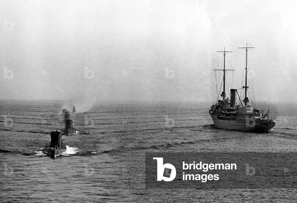 Submarine exercises next to the aviso 