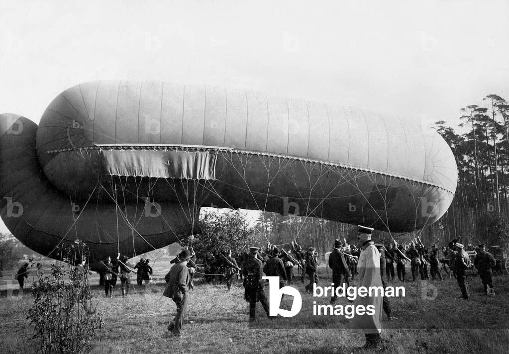 Preparations for the ascent of a moored balloon, 1906 (b/w photo)