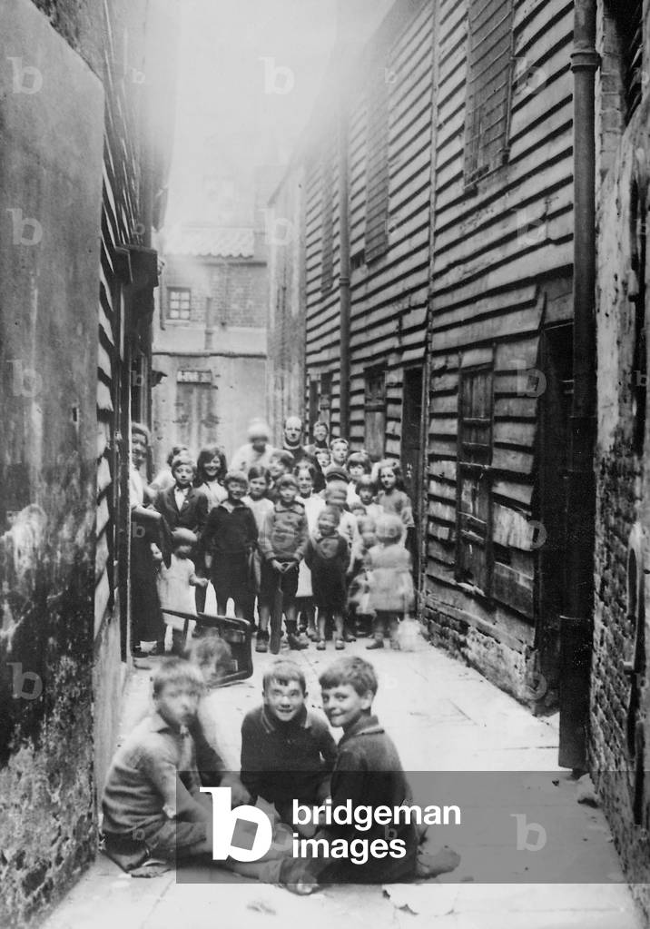 Londoner slums (b/w photo)
