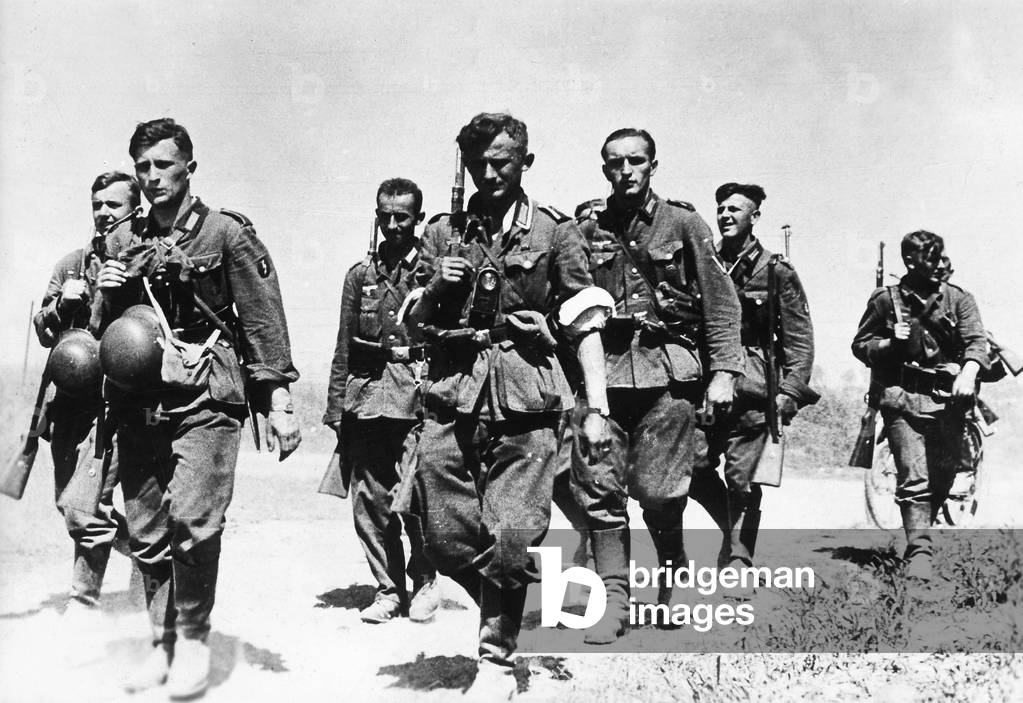 German infantry in France, 1940 (b/w photo)