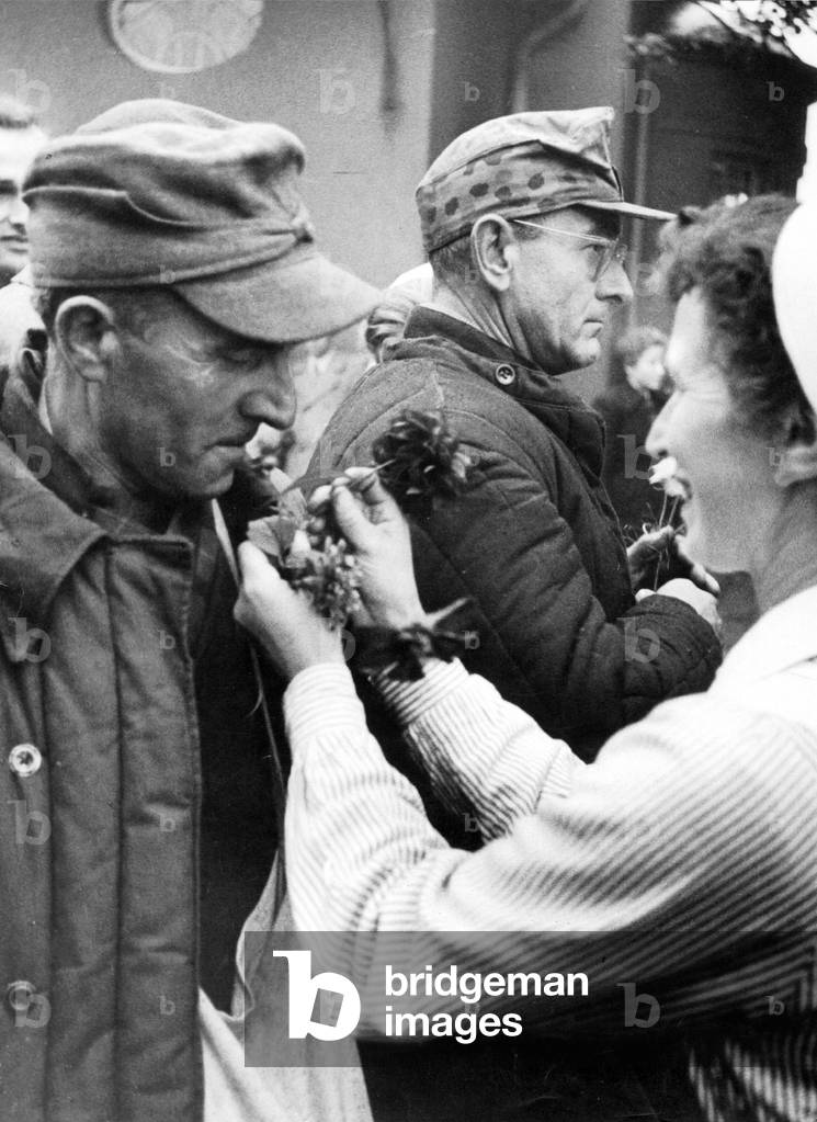 Reception of returning soldiers in the Friedland camp, 1955 (b/w photo)