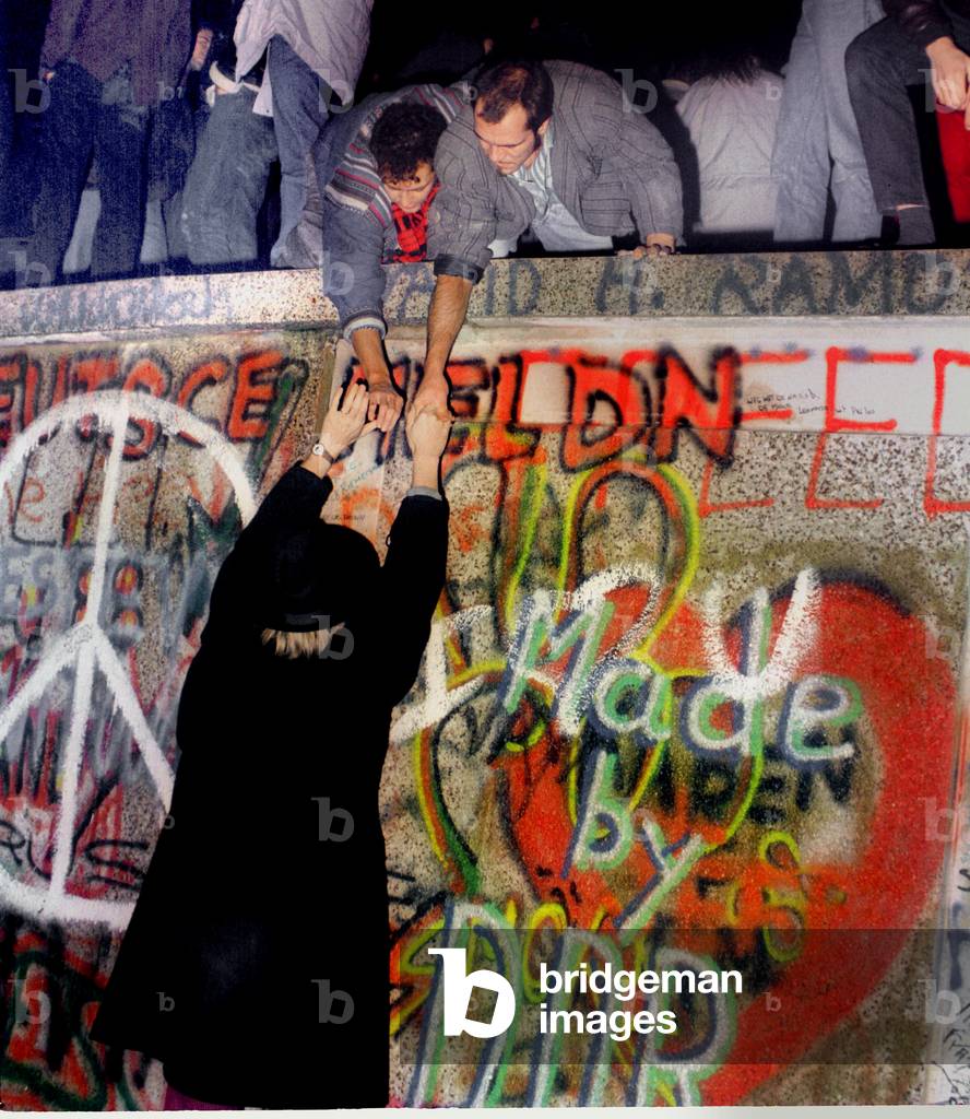 Eastern Block: The wall is tumbling down, 9th November 1989 (photo)