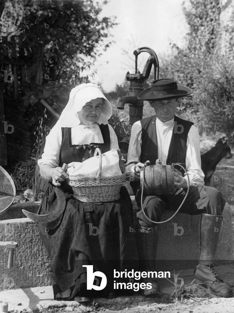 People from the rural areas in Alsace, 1940 (b/w photo)