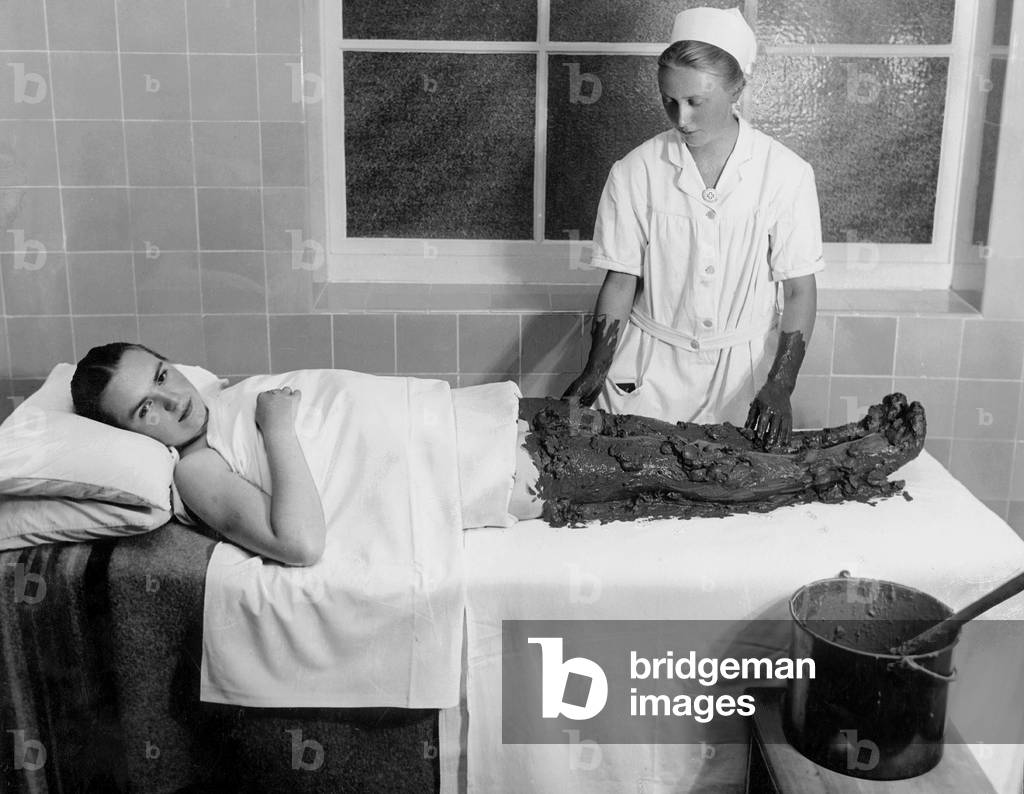 Treatment with mud, 1931 (b/w photo)