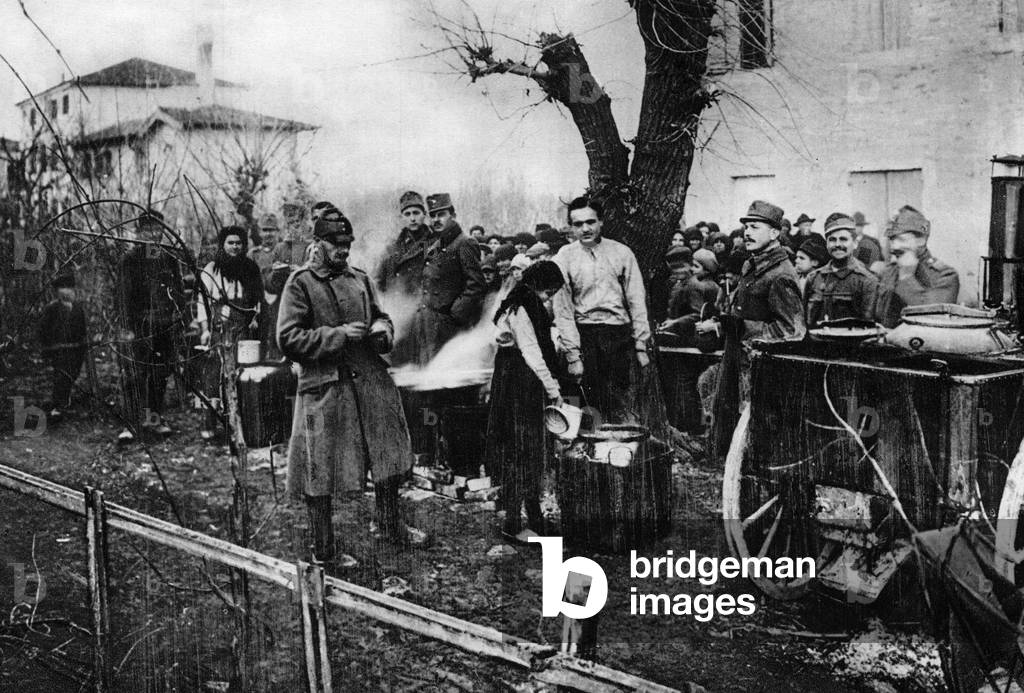 Food for the local Venetians, 1918 (b/w photo)