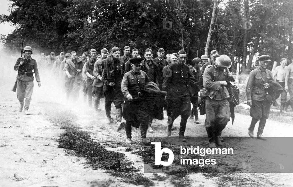 Soviet prisoners of war at the Eastern Front, 1941 (b/w photo)