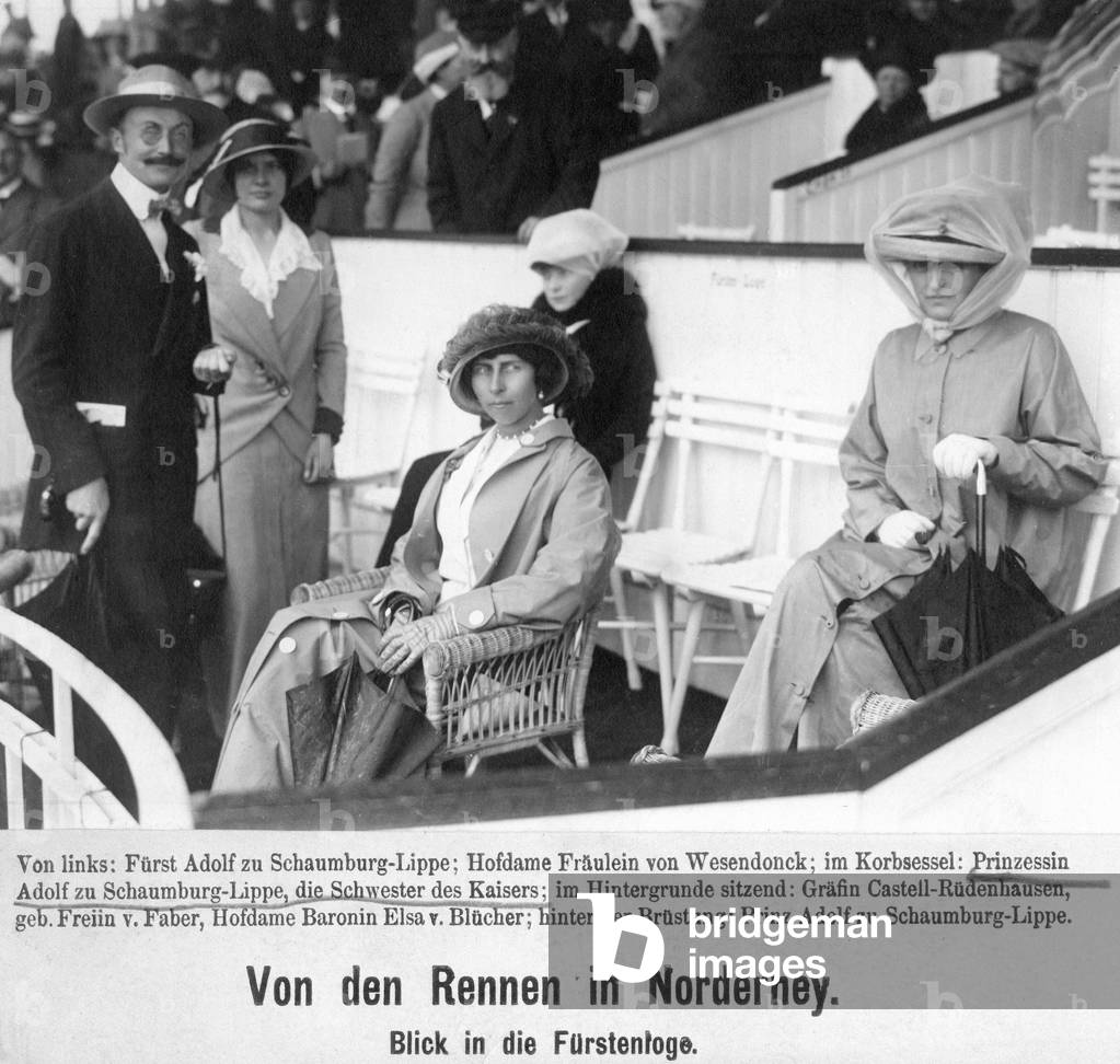 Viktoria of Schaumburg-Lippe with relatives on Norderney, 1913 (b/w photo)