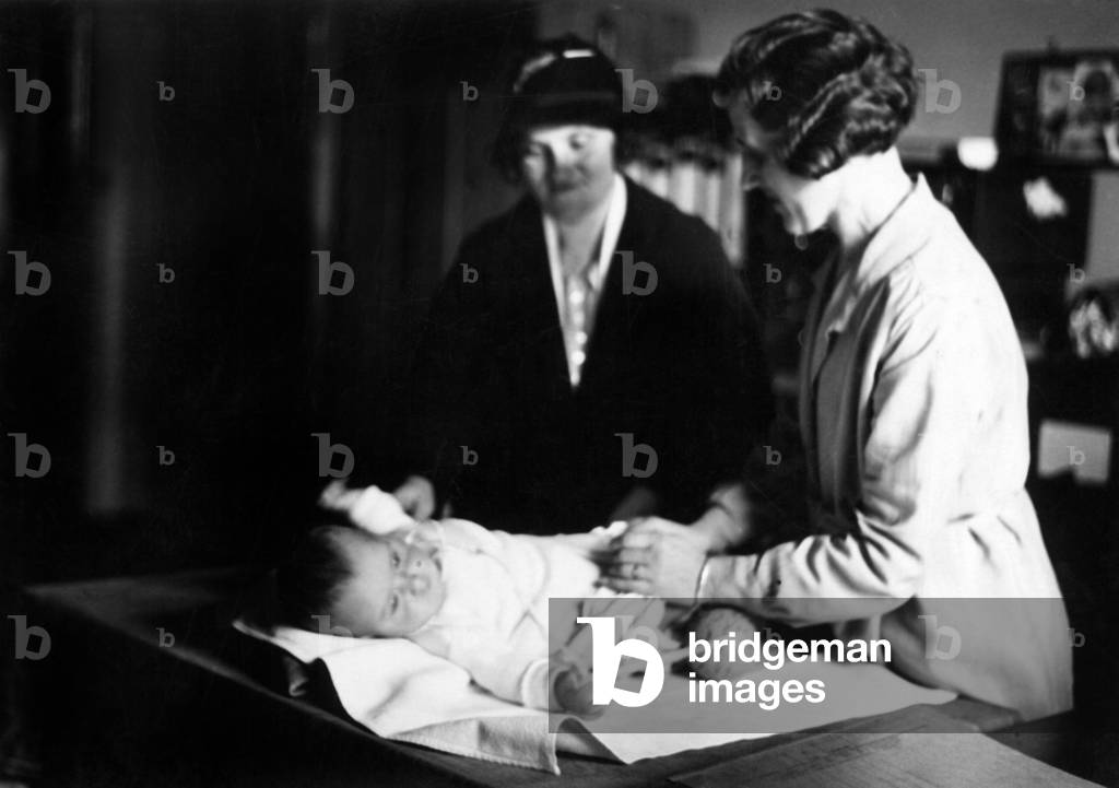 In the adoption office in Berlin, 1931 (b/w photo)