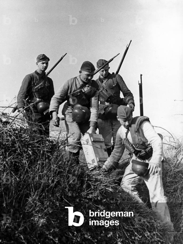 Members of the RAD on the British Channel Islands, 1942 (b/w photo)