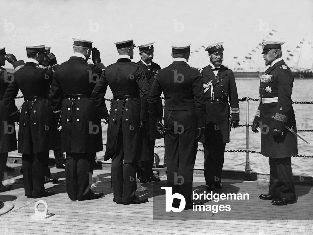 Wilhelm II. introduces the officer corps of the 'Gneisenau' to Nicholas II., 1905 (b/w photo)