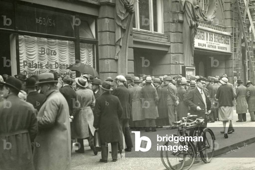 Applicants in front of the office of the newly opened Palais de Danse in Behrenstrasse in Berlin, 1930