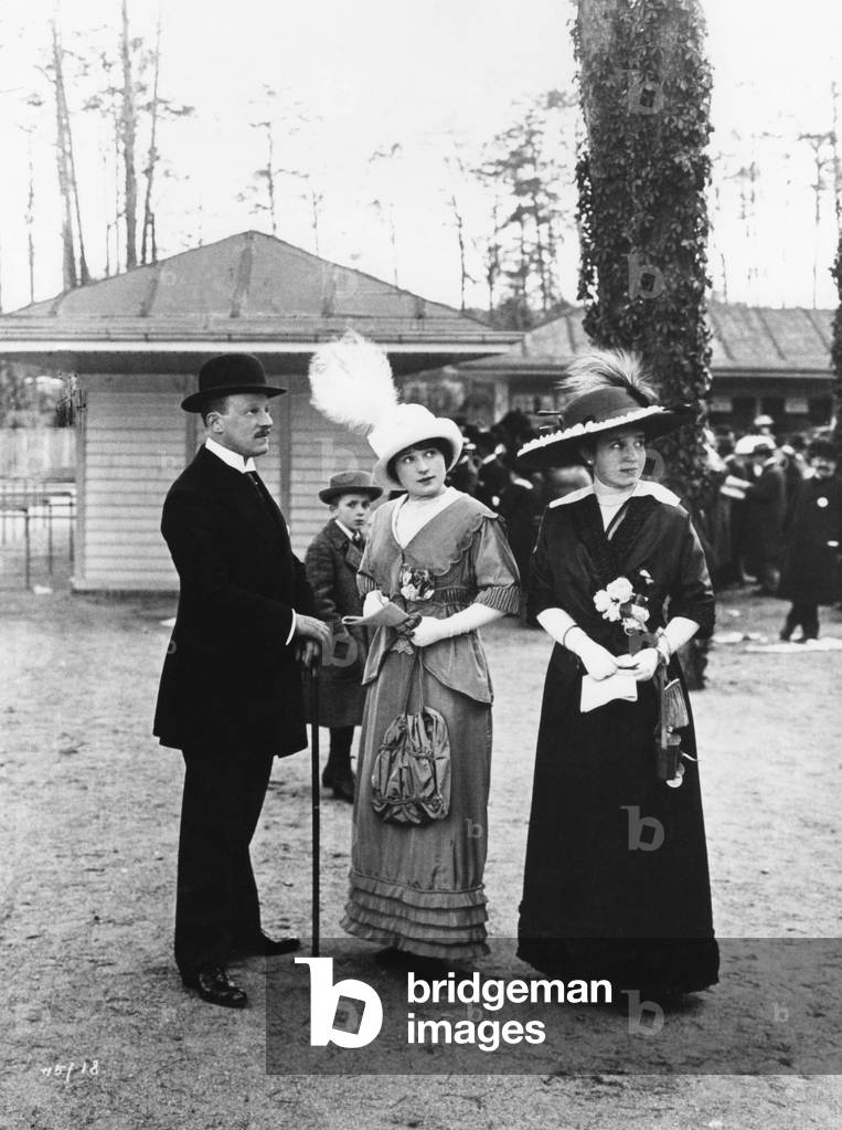 Fashionable ladies from the theatre, 1912 (b/w photo)