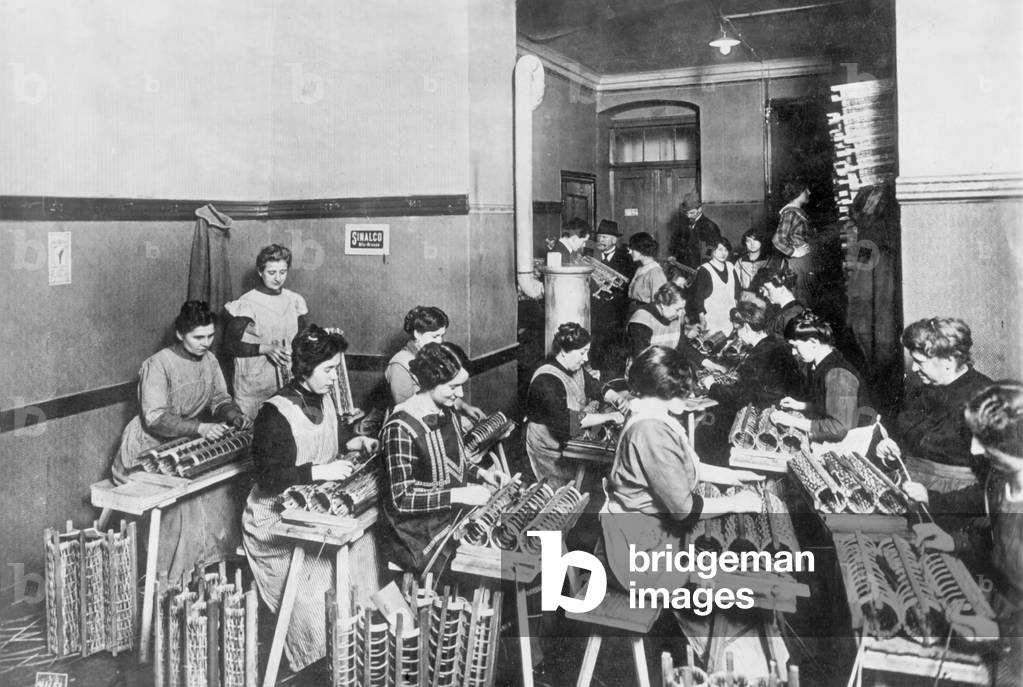 Women in an armament factory, 1917 (b/w photo)