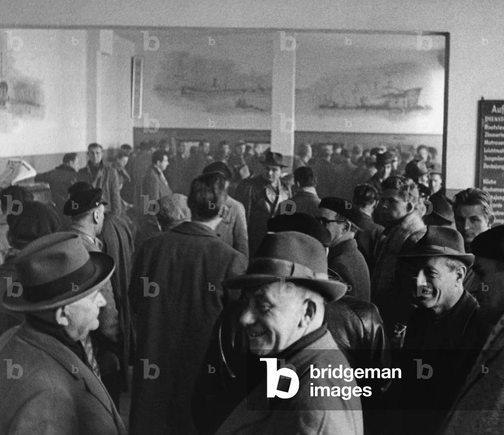 Unemployed mariners at an agency in Hamburg (b/w photo)