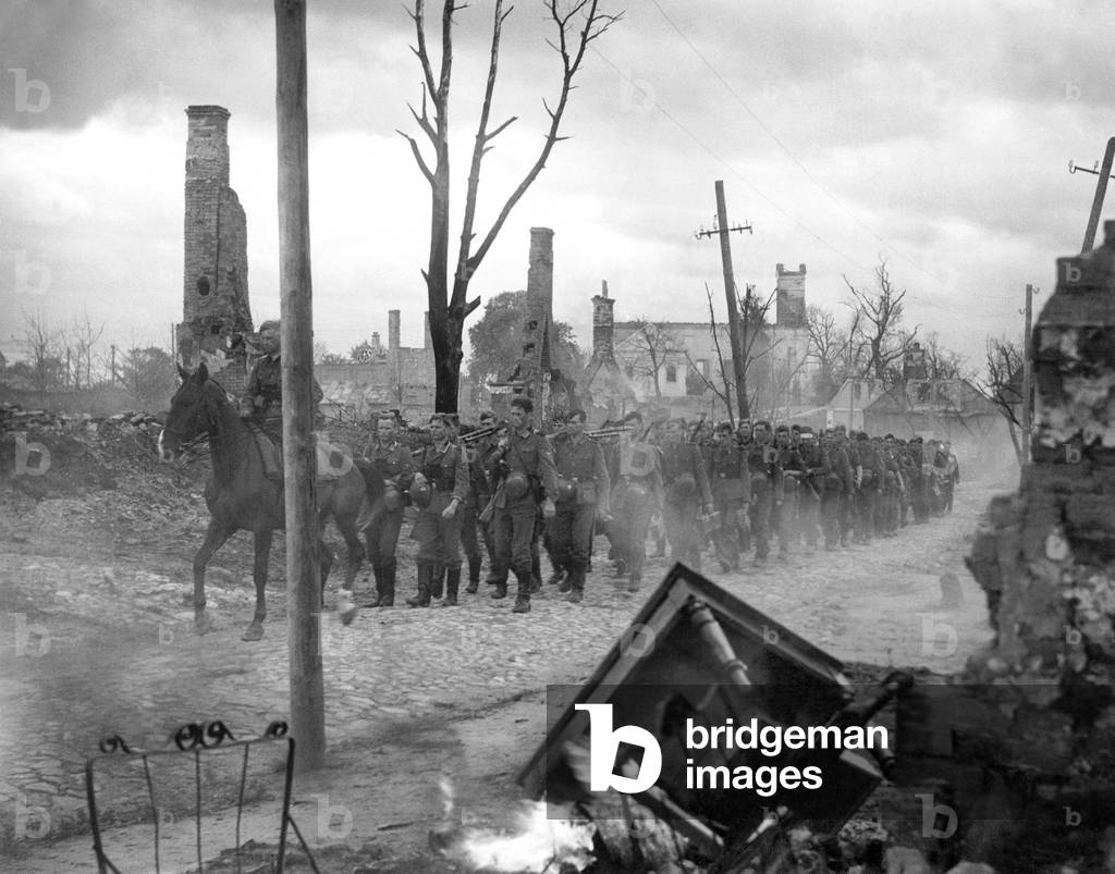 Marching soldiers in 'Battle Squadron Luetzow', 1941 (b/w photo)