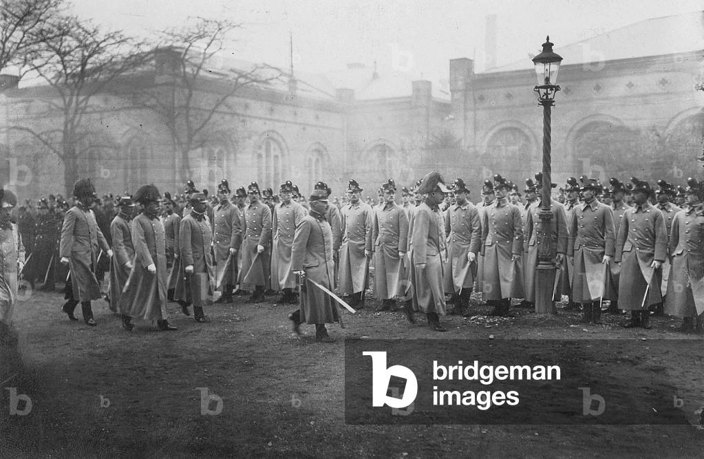 Archduke Leopold Salvator at the swearing in of recruits (b/w photo)