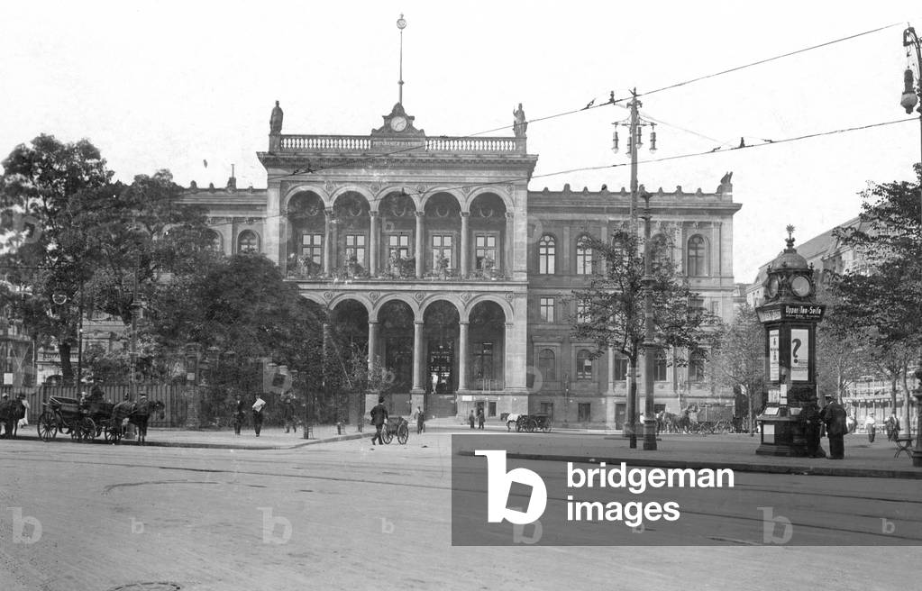 The Potsdamer railway station in Berlin, 1911 (b/w photo)