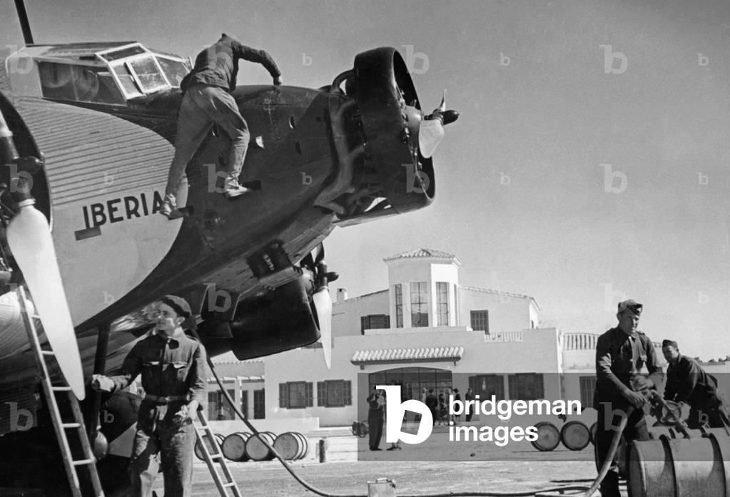 Refueling of an Iberia aircraft in Salamanca, 1939