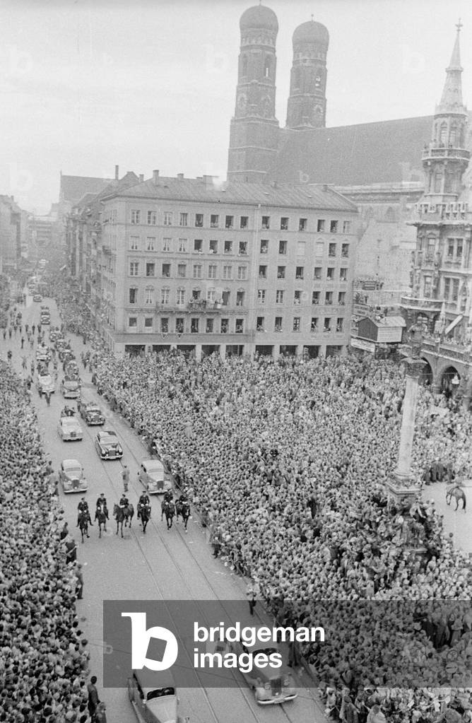 Reception in Munich following the World Cup victory of the German national team, 1954 (b/w photo)