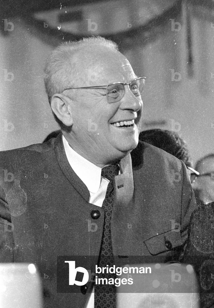 Gert Froebe at the Starkbierfest (Strong Beer Festival) in Munich, 1971 (b/w photo)