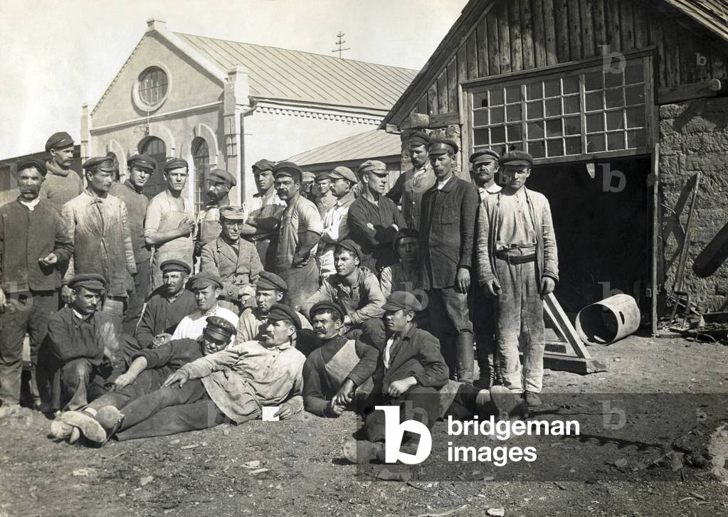 German engineer with his workers in a large business in the Don region, 1925