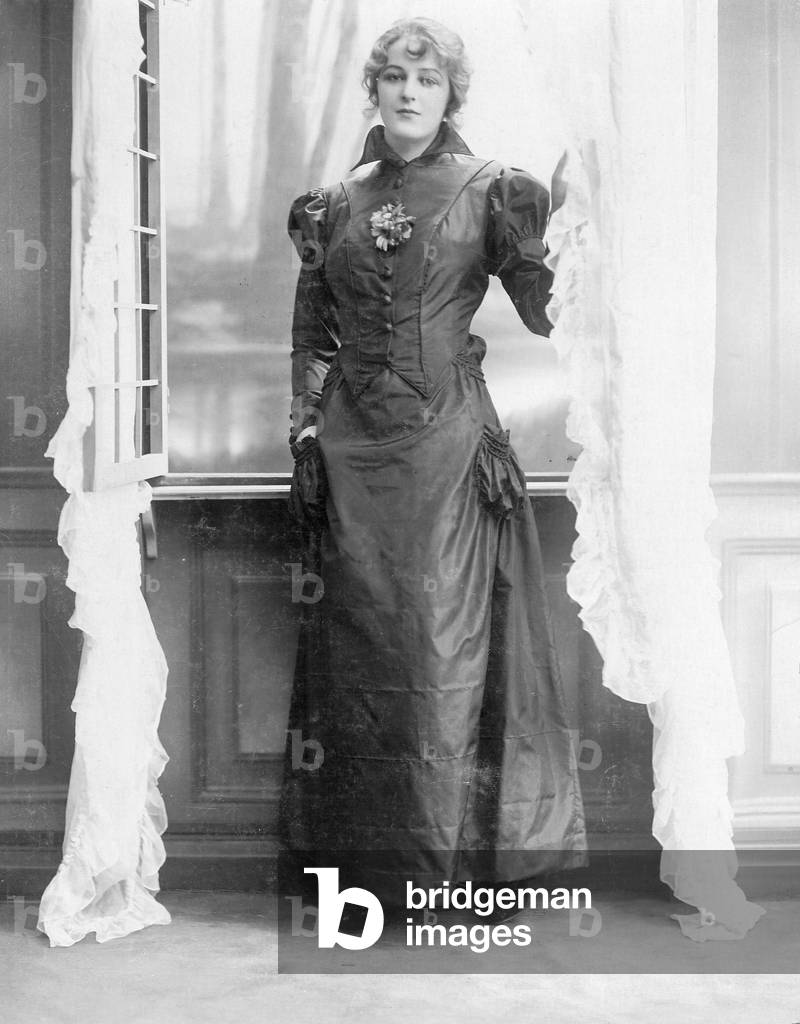 Women's Fashion, 1915 (b/w photo)