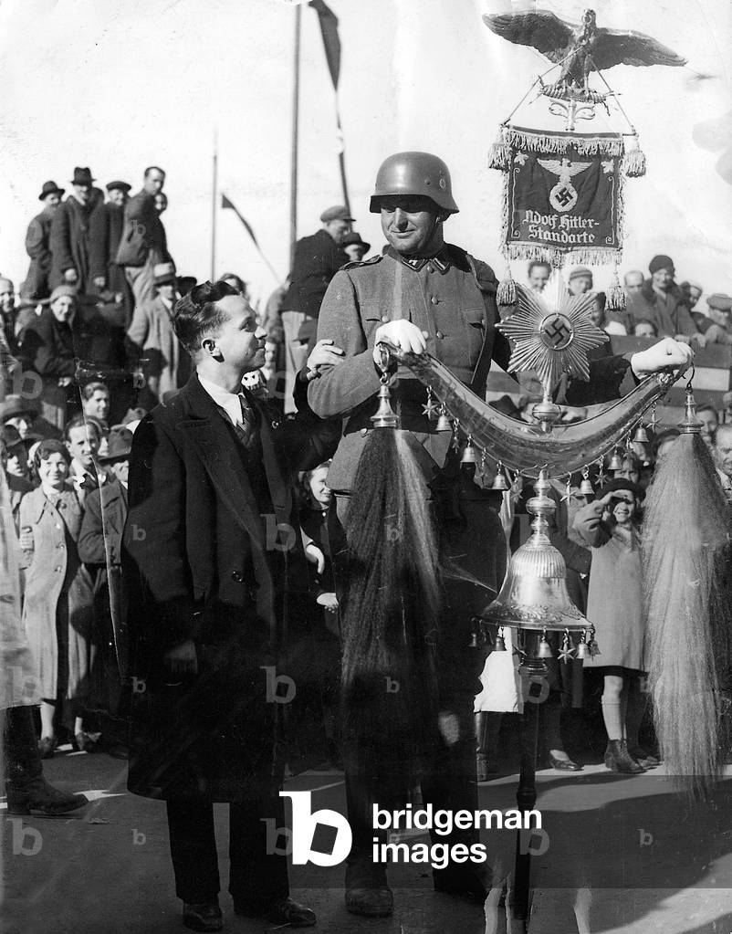 Member of the SS next to an Austrian (b/w photo)