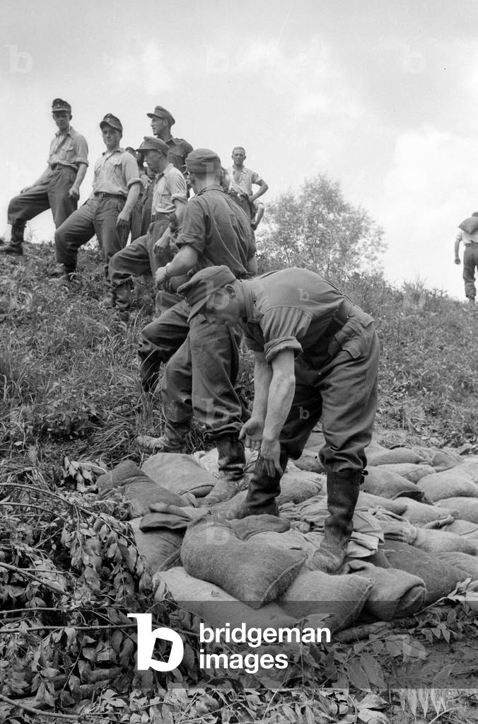 THW and volunteers in action in Passau, 1954 (b/w photo)