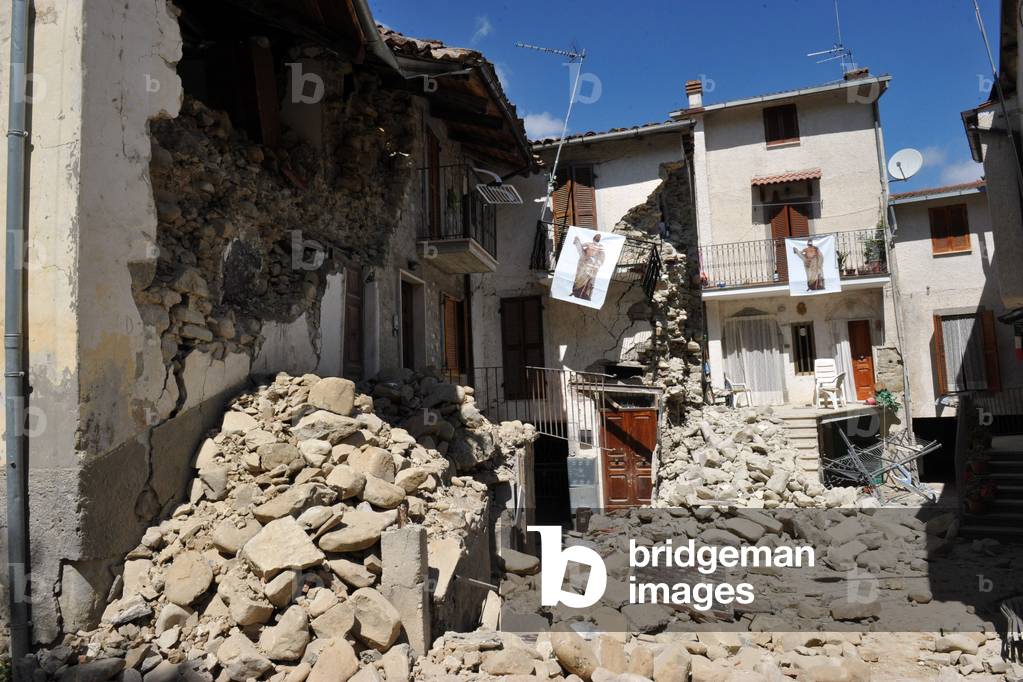 Destroyed buildings after a magnitude 6 earthquake in the village of Accumoli, 2016 (photo)