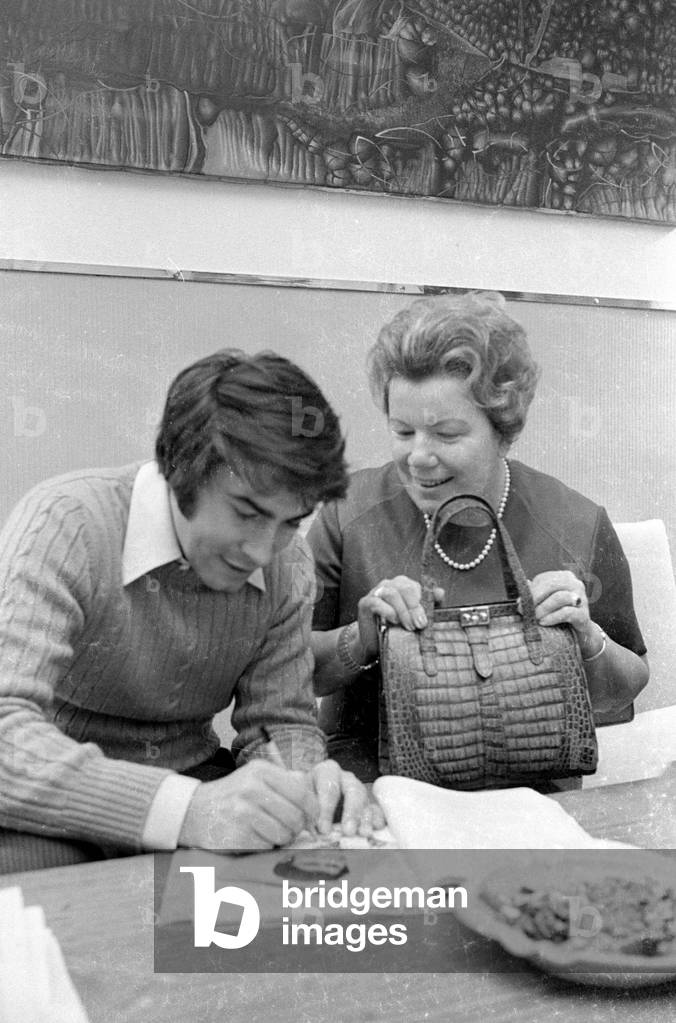 Roy Black gives autograph, 1971 (b/w photo)