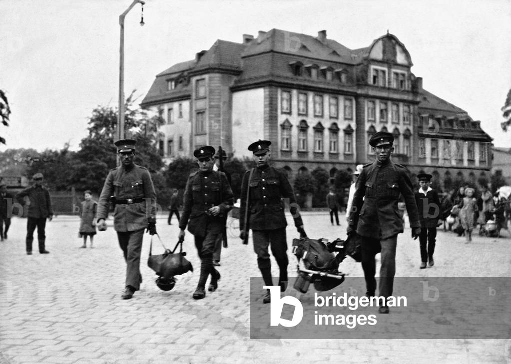 German police officers and British soldiers in Opole, 1921 (b/w photo)