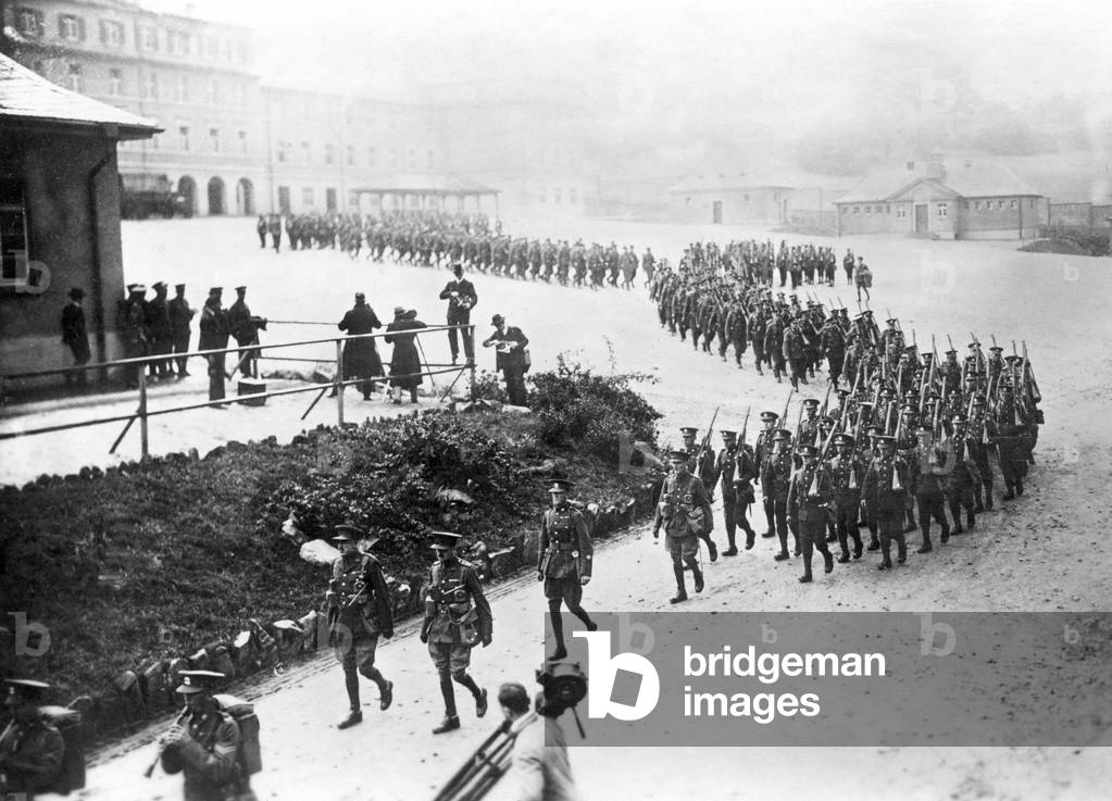 The English marching off from Koenigstein, 1929