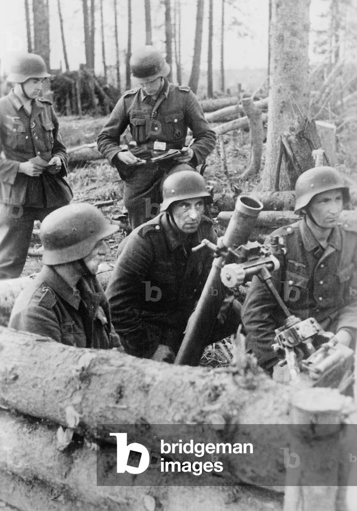 German soldiers with a mortar in WWII on the Eastern front, 1942 (b/w photo)