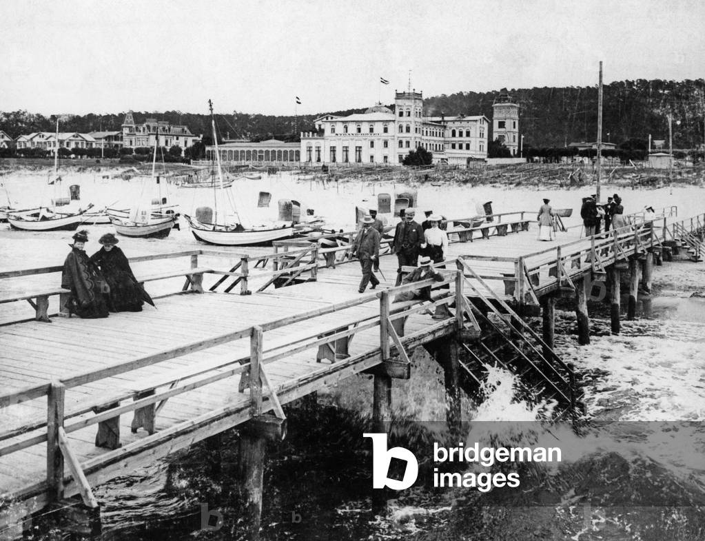 Vacationers in front of the Baltic Sea resort Miedzyzdroje in Pomerania, 1907