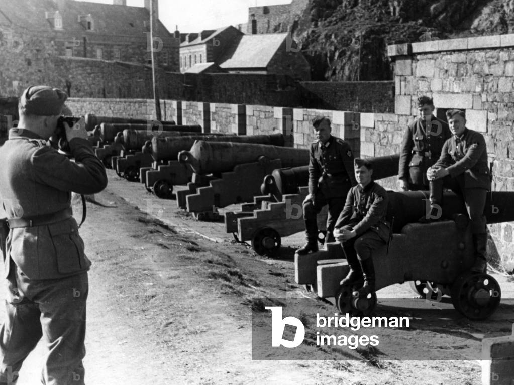 Members of the RAD on the English Channel Islands, 1942 (b/w photo)
