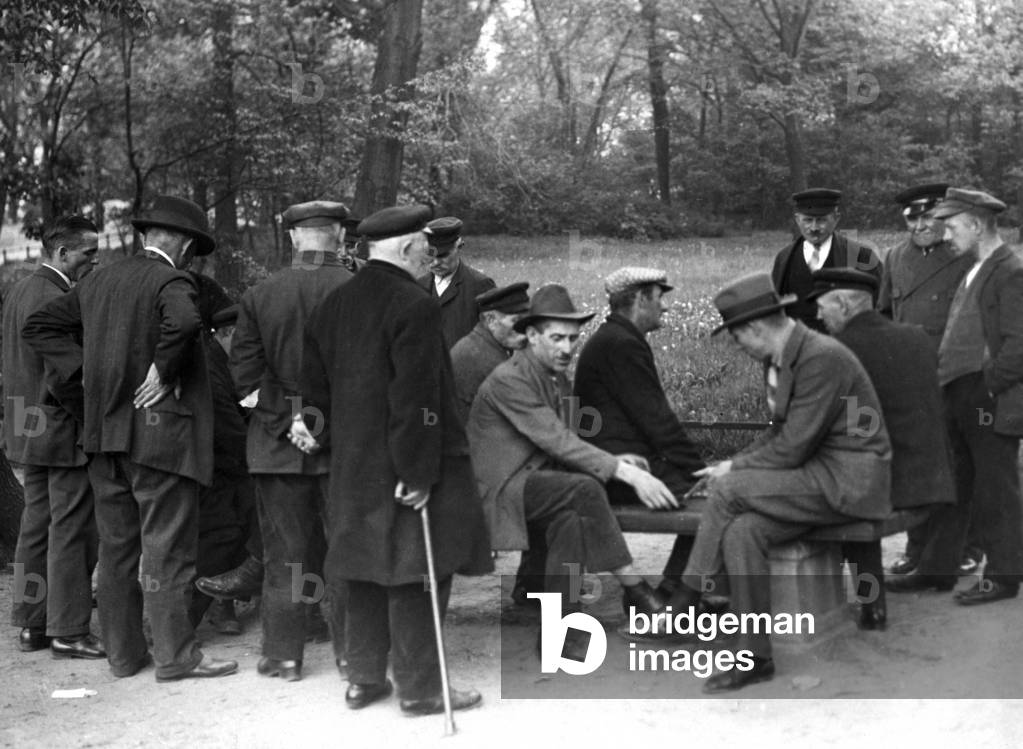 Unemployed playing cards in a park, 1929-1932